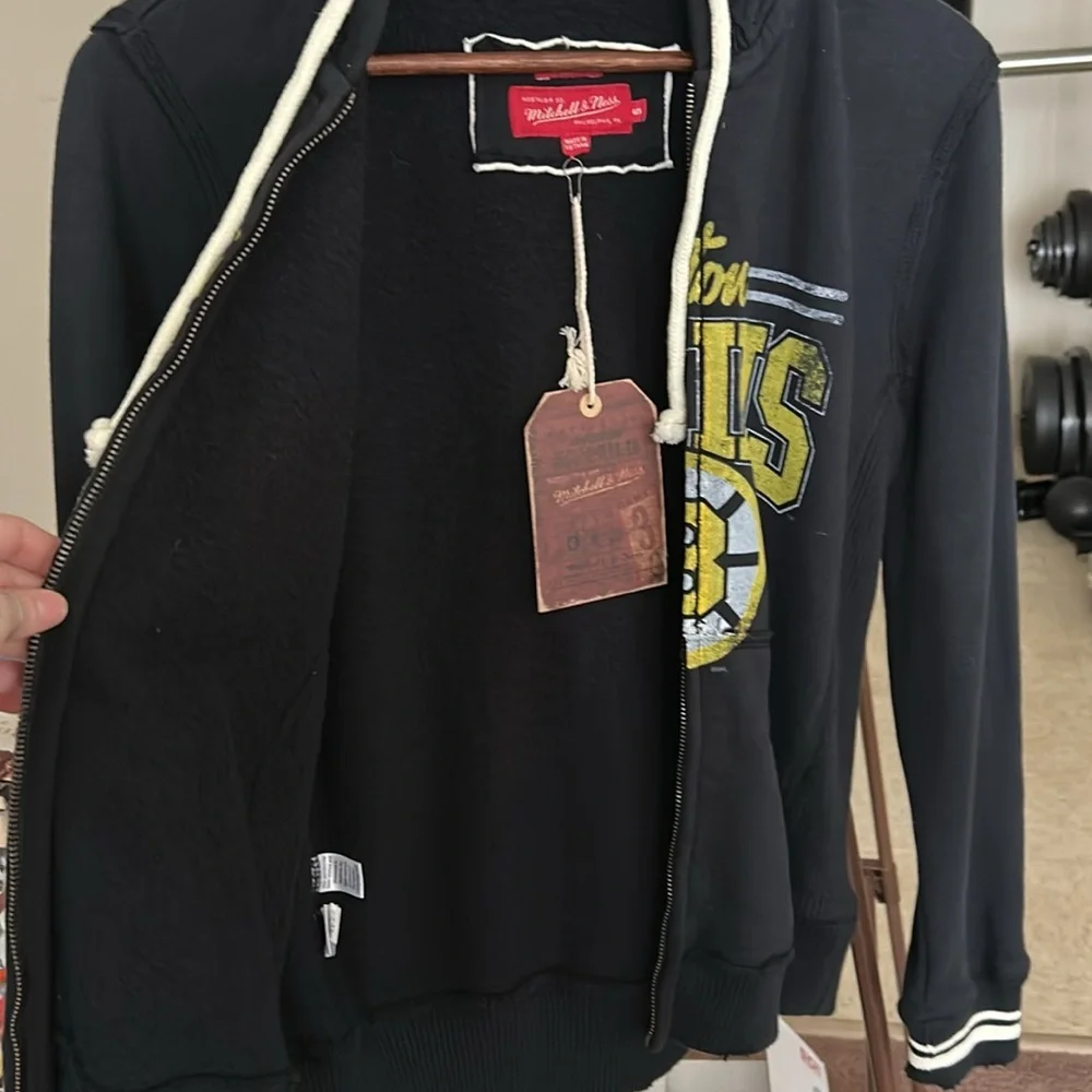 NWT Mitchell & Ness women’s NHL Boston Bruins Hoodie Distressed look Size Small - Picture 5 of 11
